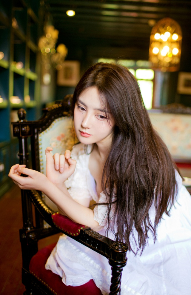 弓弦连续震颤了三次，两名江东水军应声而倒，第三箭，却因船身摇晃，射偏了。